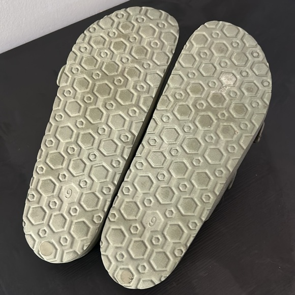 Joe Fresh Slip On Sandals Size 9 - Picture 3 of 3